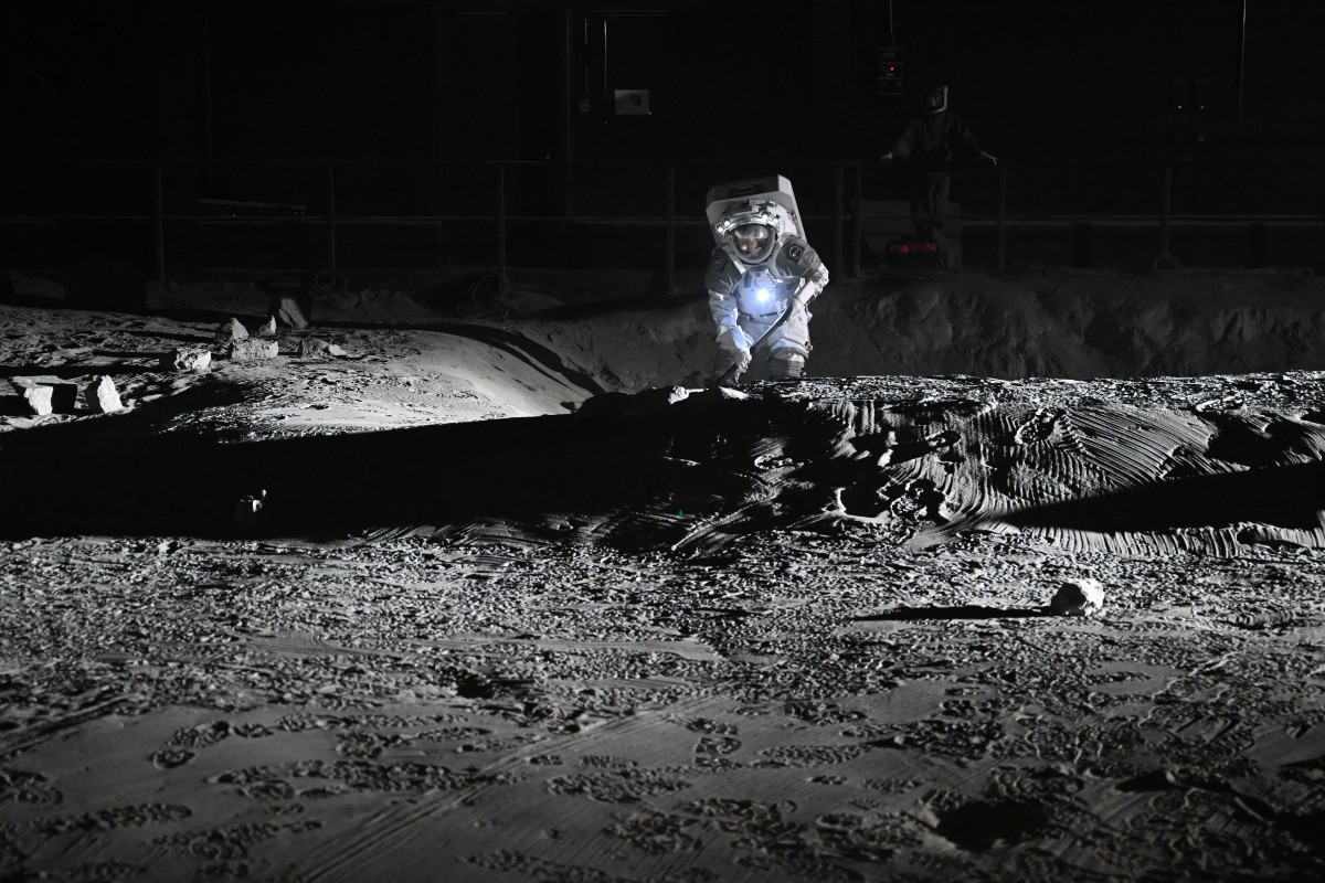 Um cientista testa um traje espacial durante um evento para a imprensa na nova instalação de simulação lunar LUNA, no campus do Centro Aeroespacial Alemão (DLR), próximo ao Centro Europeu de Astronautas da Agência Espacial Europeia (ESA), em Colônia-Porz, no oeste da Alemanha, em 3 de setembro de 2026.