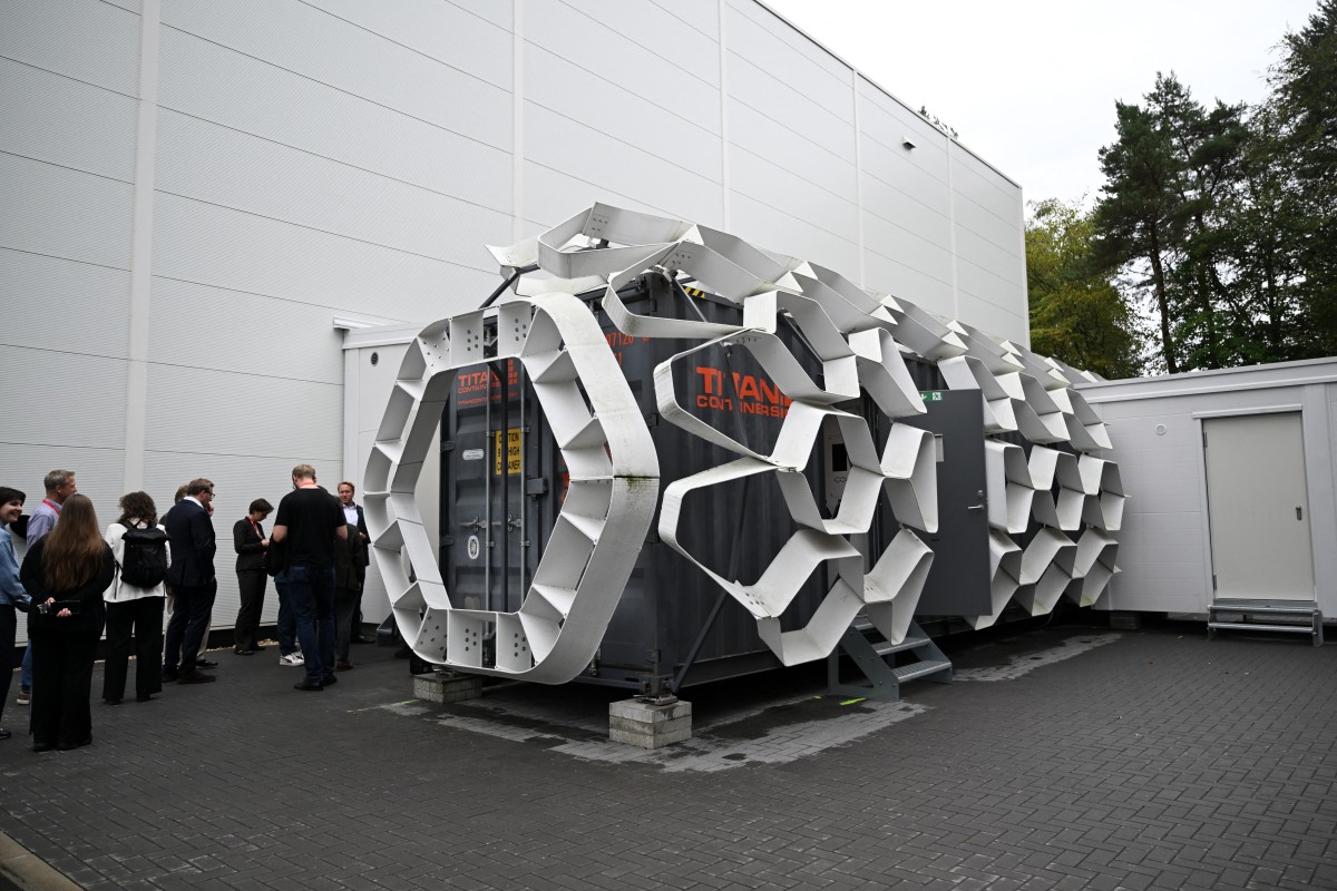 Uma foto tirada em 3 de setembro de 2026 mostra o habitat espacial Flexhab (Future Lunar Exploration Habitat) ao lado da nova instalação de simulação lunar LUNA, no campus do Centro Aeroespacial Alemão (DLR), próximo ao Centro Europeu de Astronautas da Agência Espacial Europeia (ESA), em Colônia-Porz, no oeste da Alemanha.