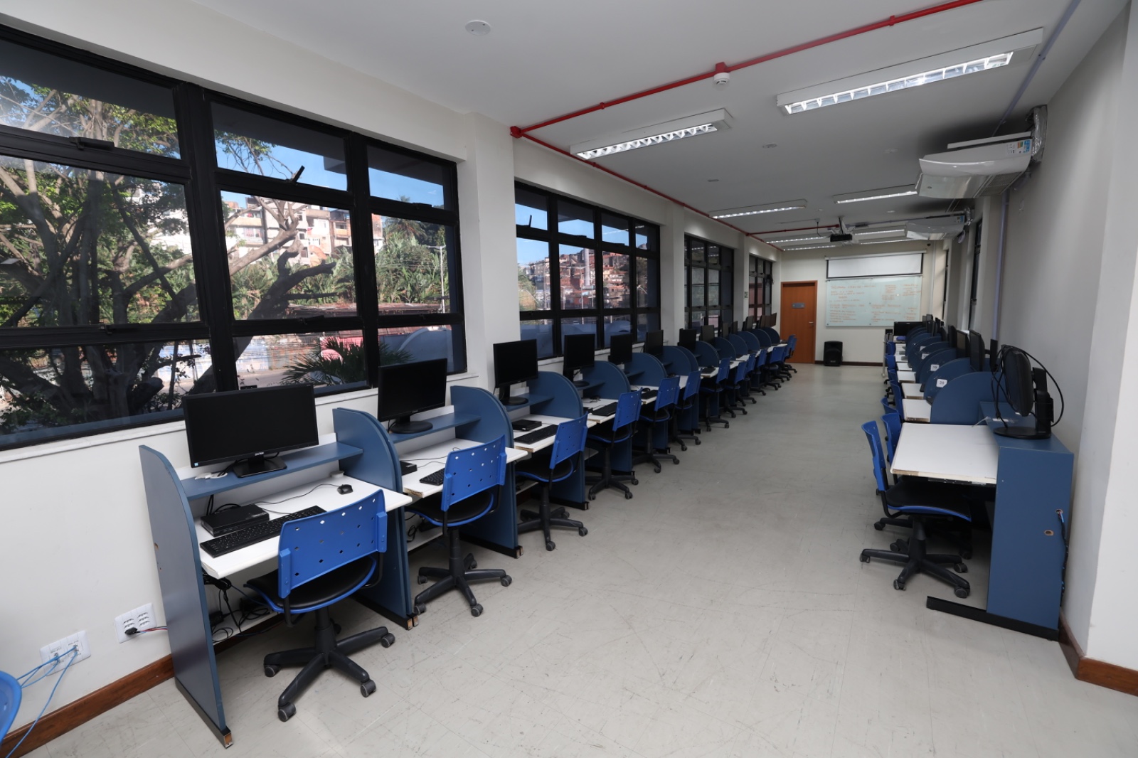 Modernização do Colégio Paulo Freire em Salvador inclui teatro, quadras e usina solar