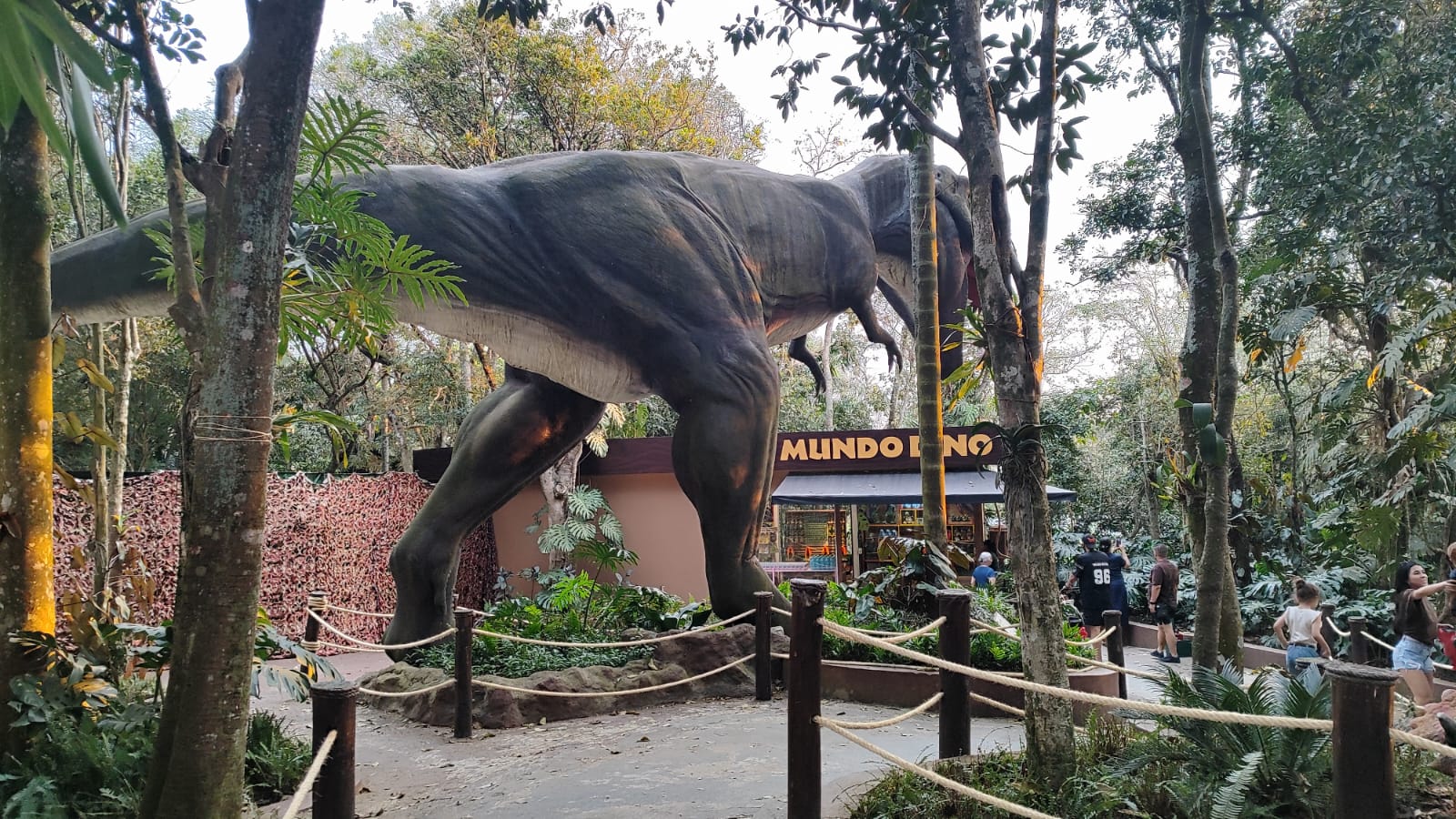 Mundo Dino conta com mais de 20 réplicas de dinossauros, alguns com movimentos e sons