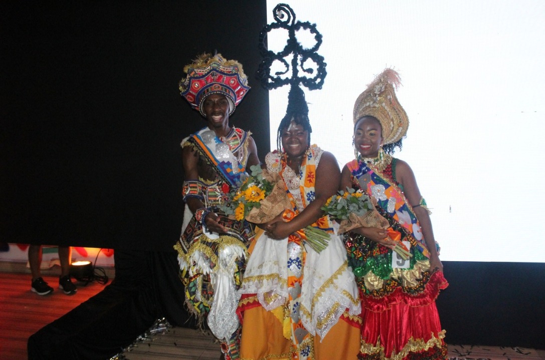 Concurso de beleza negra elege nova realeza em Salvador