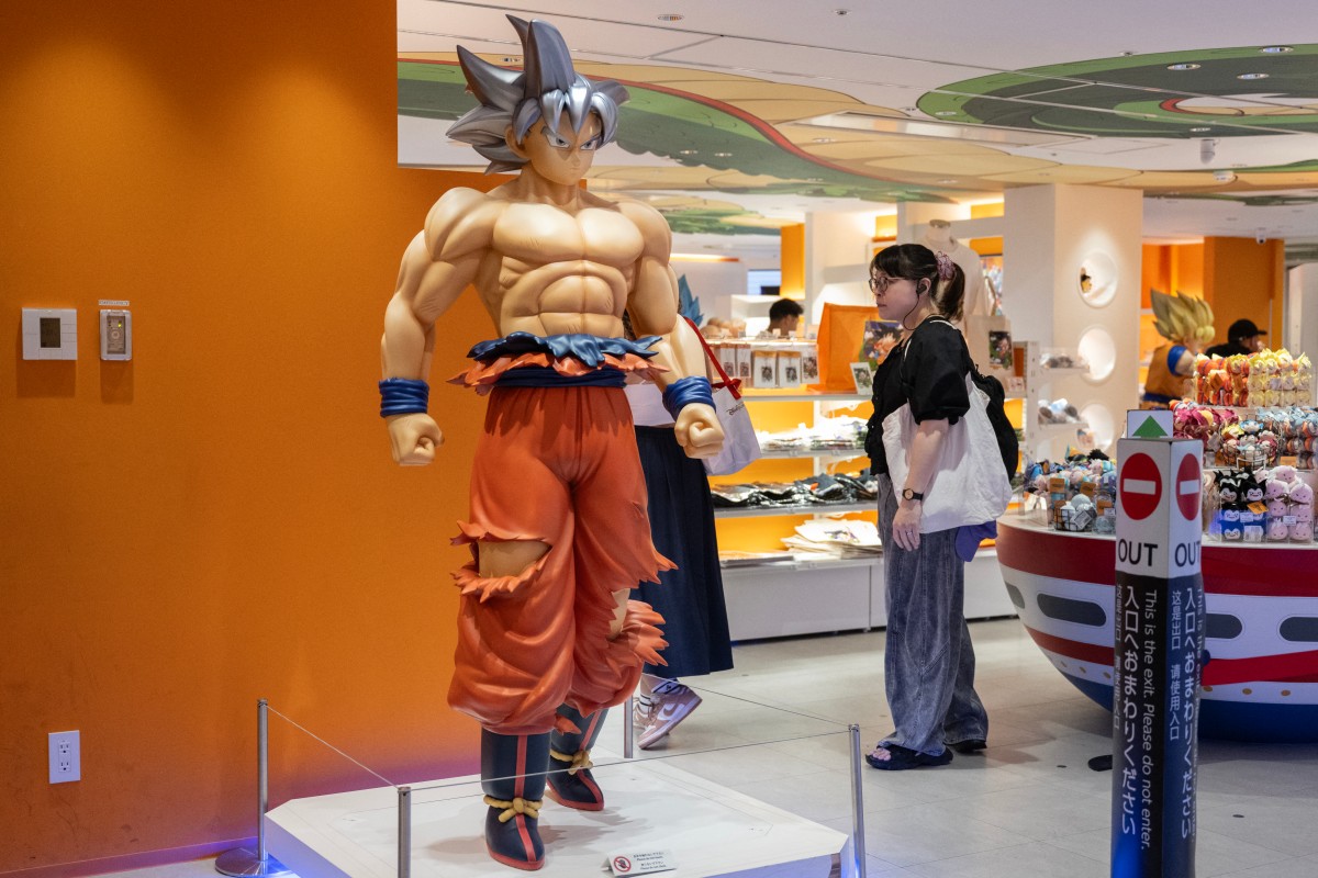 Uma mulher observa uma estátua de Dragon Ball em uma loja na estação de metrô de Tóquio, em 4 de setembro de 2026.