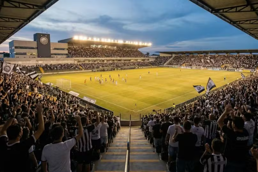 Estádio histórico derruba arquibancada em reforma de R$ 28 milhões