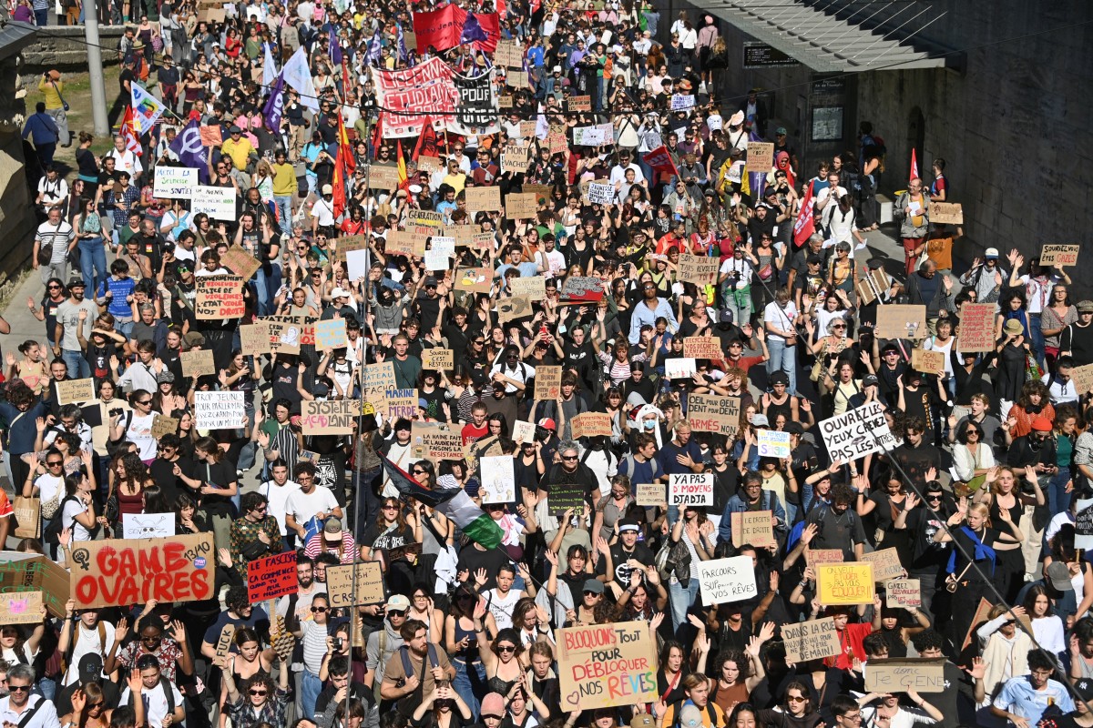 Milhares de estudantes vão às ruas na França em maior ato desde 1968
