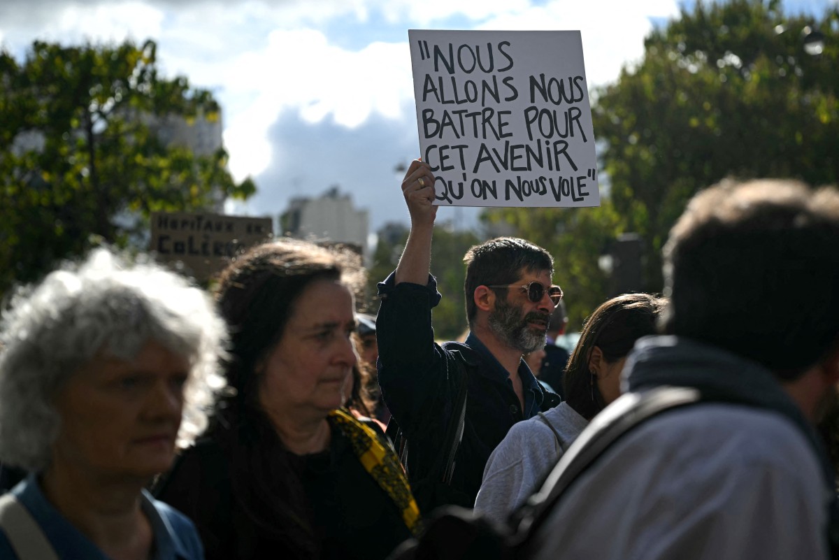 Milhares de estudantes vão às ruas na França em maior ato desde 1968