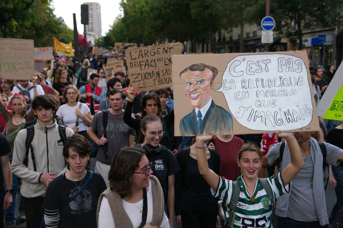 Milhares de estudantes vão às ruas na França em maior ato desde 1968