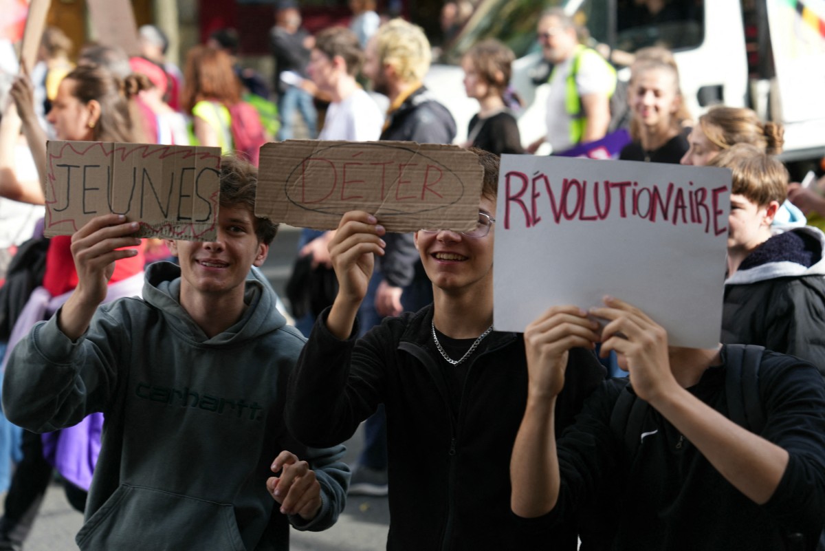 Milhares de estudantes vão às ruas na França em maior ato desde 1968
