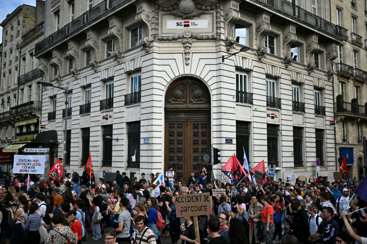 Milhares de estudantes vão às ruas na França em maior ato desde 1968
