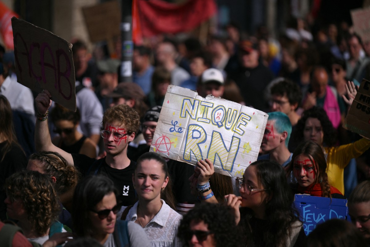 Milhares de estudantes vão às ruas na França em maior ato desde 1968
