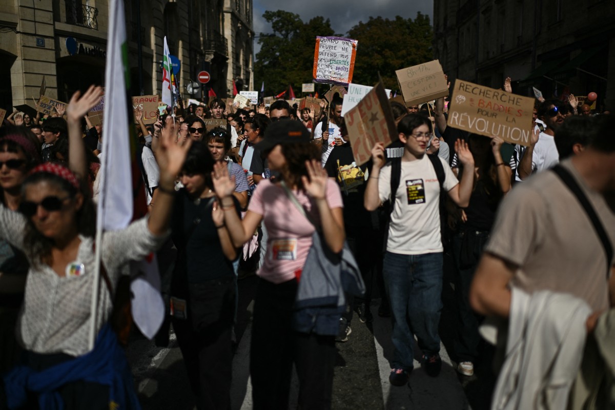 Milhares de estudantes vão às ruas na França em maior ato desde 1968