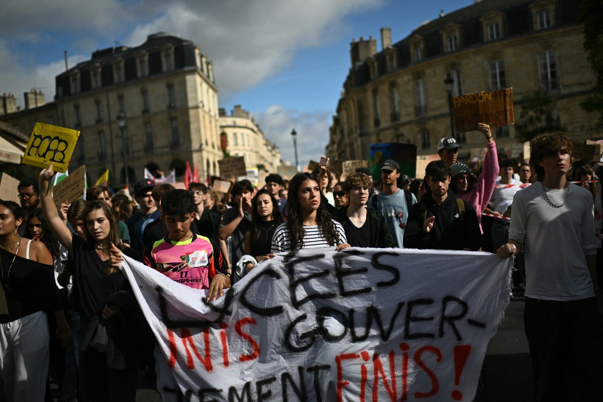 Milhares de estudantes vão às ruas na França em maior ato desde 1968