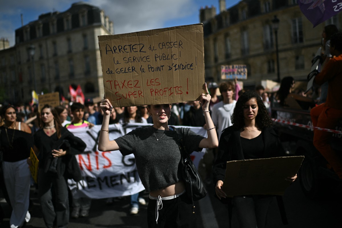 Milhares de estudantes vão às ruas na França em maior ato desde 1968