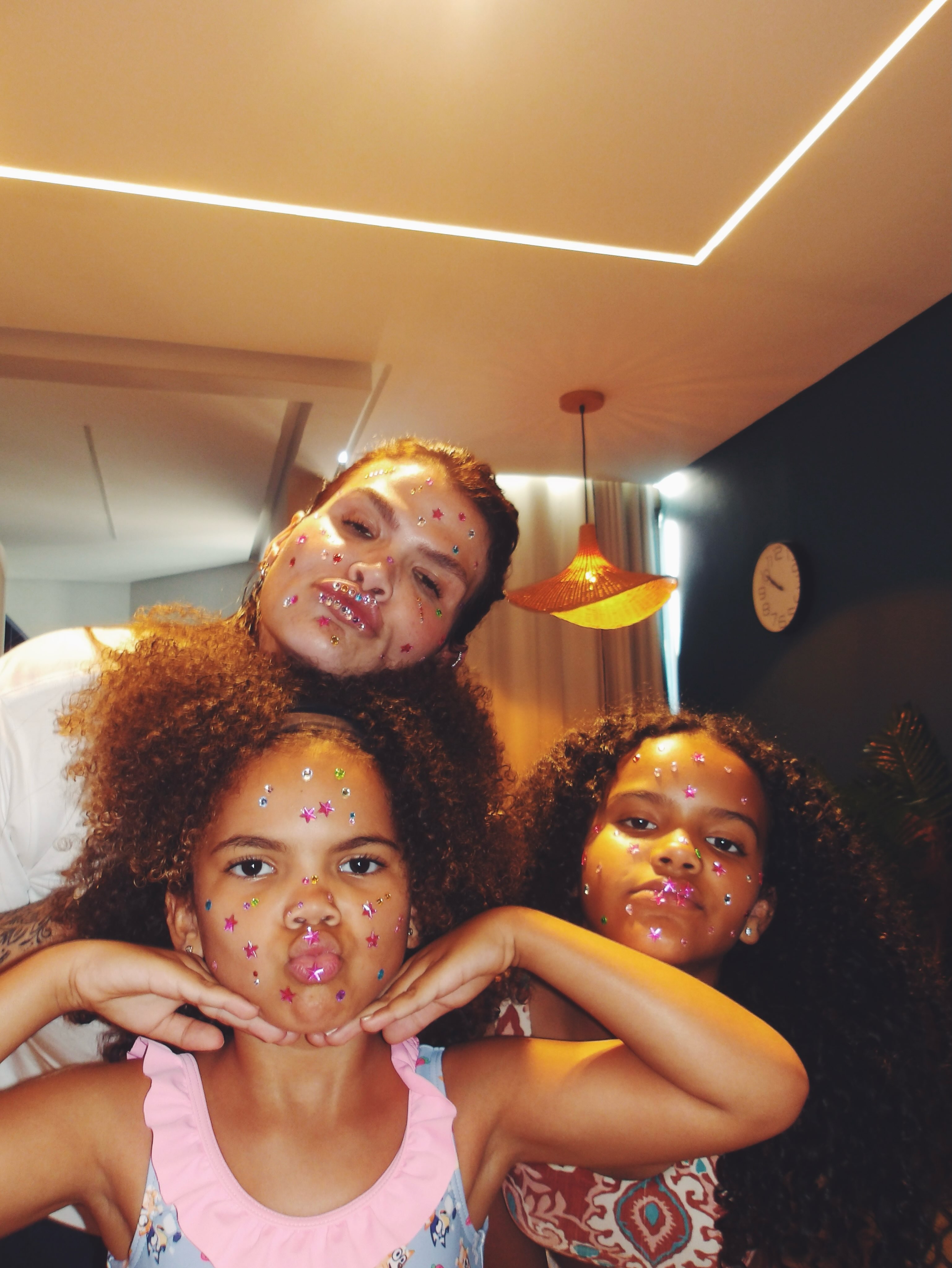 Thaís Carla ao lado de suas filhas, Maria Clara e Eva