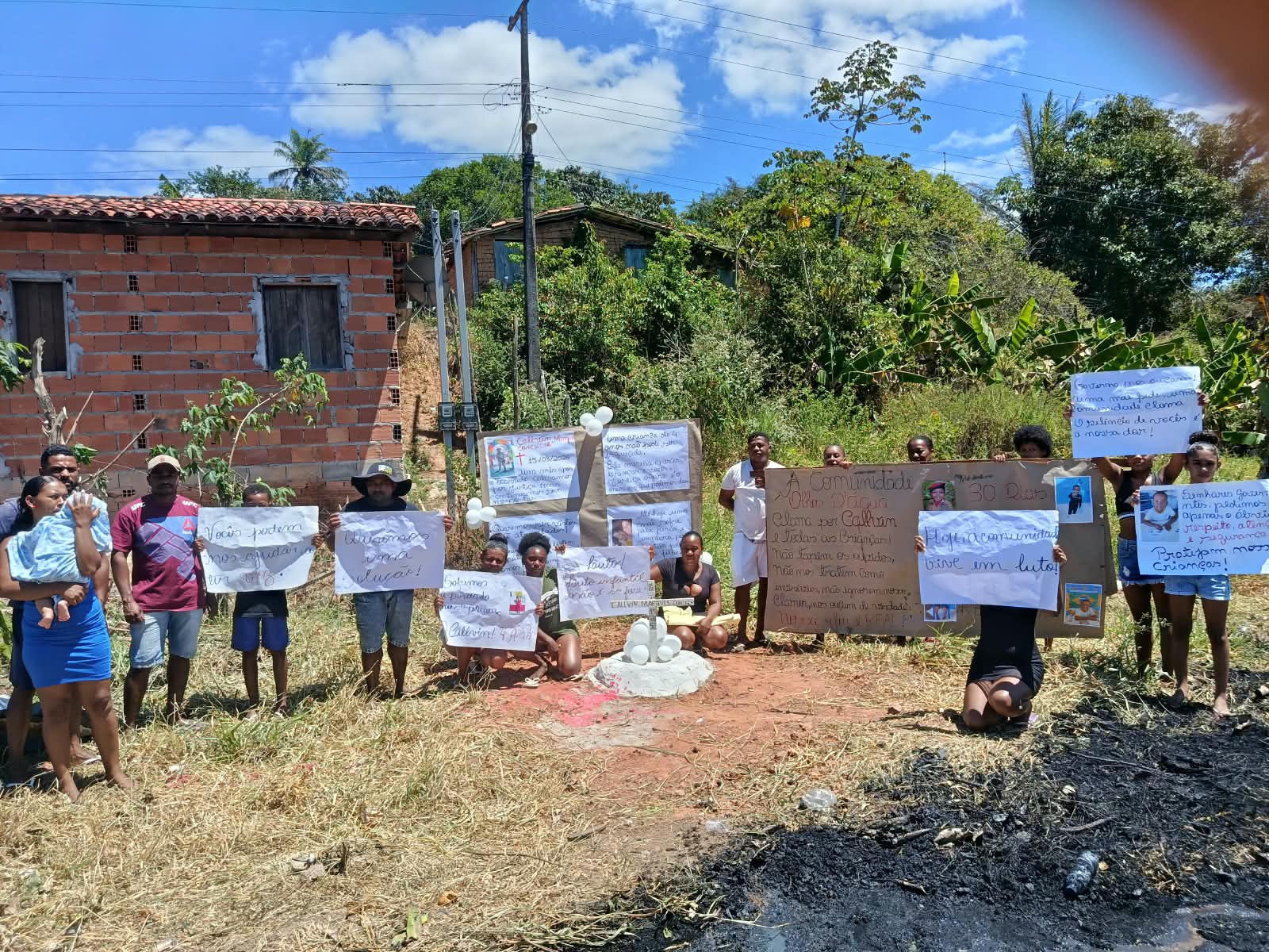 Família fecha rodovia e cobra Justiça um mês após morte de menino na Bahia