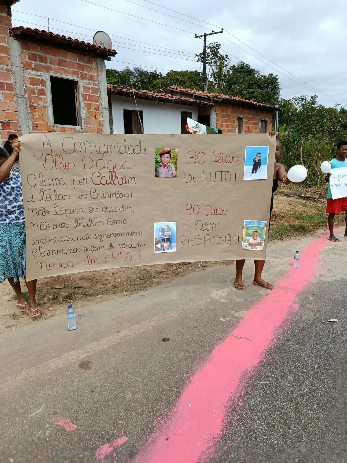 Família fecha rodovia e cobra Justiça um mês após morte de menino na Bahia