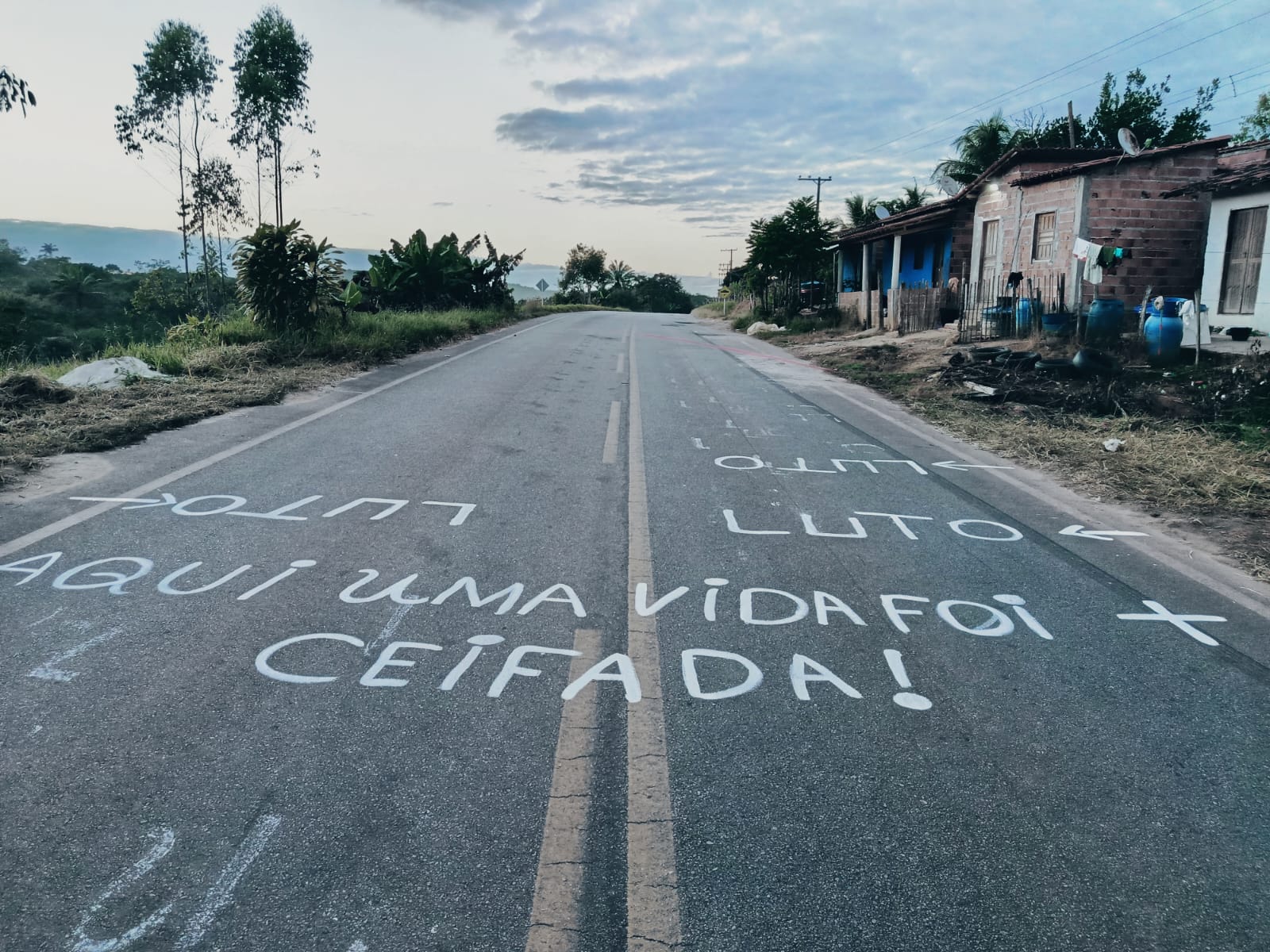 Família fecha rodovia e cobra Justiça um mês após morte de menino na Bahia