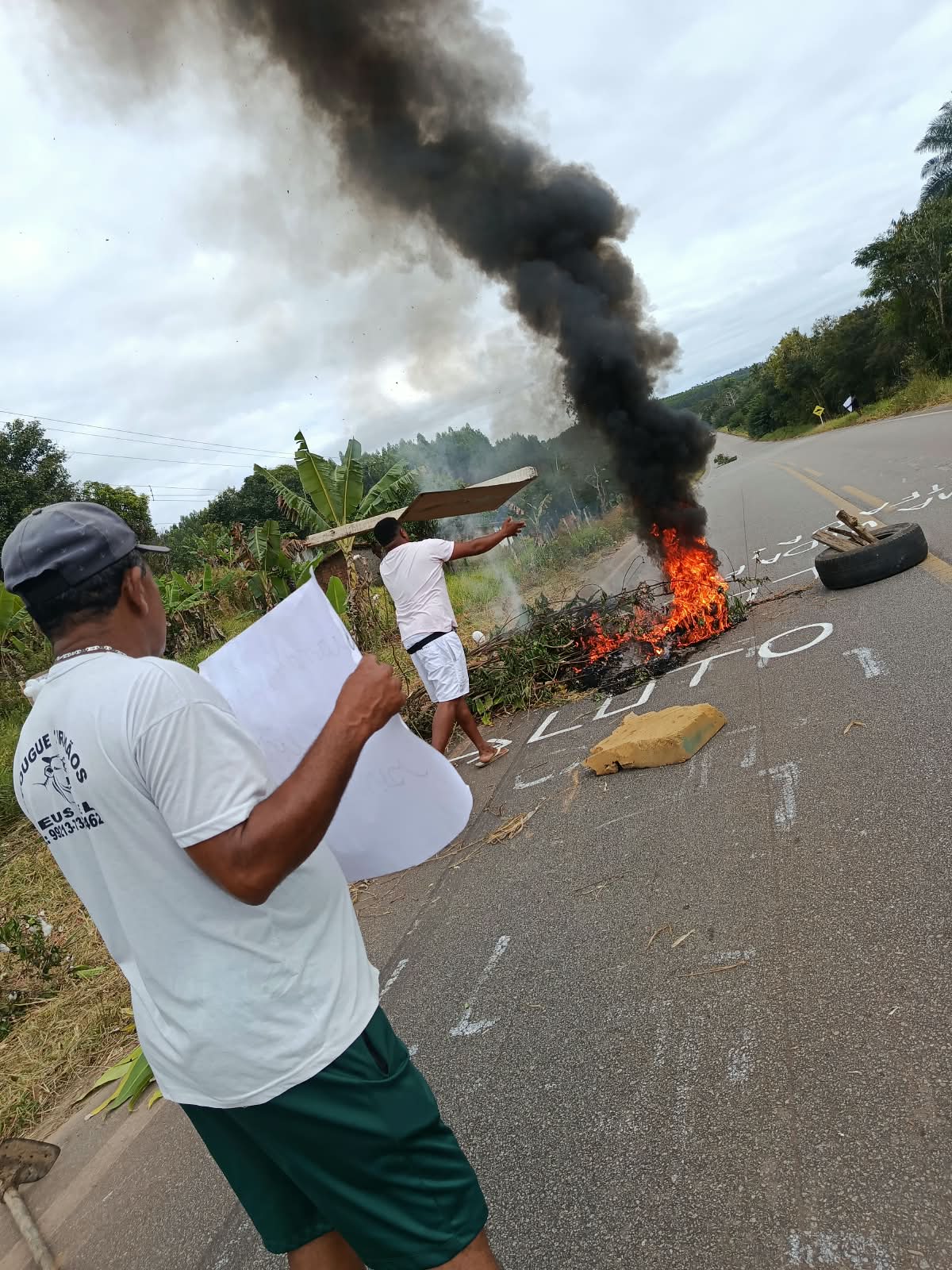Família fecha rodovia e cobra Justiça um mês após morte de menino na Bahia