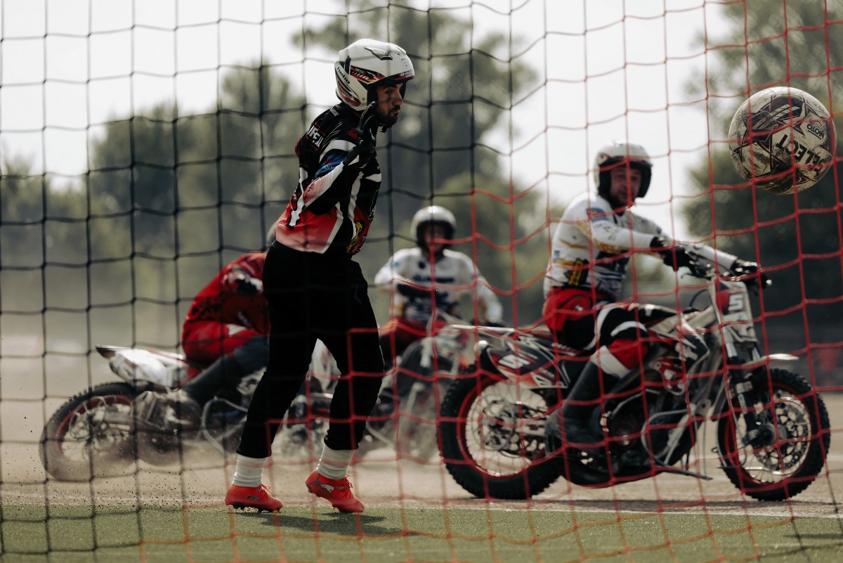 O goleiro do Neuville de Poitou, Joffrey Mirebeau, faz uma defesa durante a partida da Elite 1 de motobol entre Saint Georges e Neuville de Poitou, em Saint-Georges-de-Reneins, perto de Lyon, no leste da França, em 30 de maio de 2026.