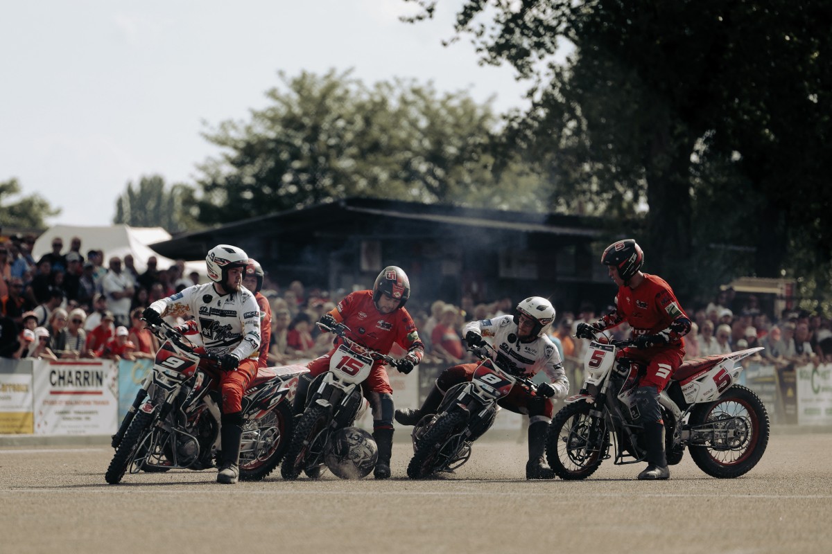 Pilotos competem durante uma partida da categoria Elite 1 de motobol entre Saint Georges e Neuville de Poitou, em Saint-Georges-de-Reneins, perto de Lyon, no leste da França, em 30 de maio de 2026.