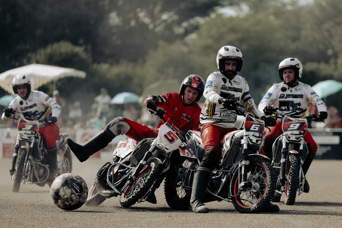 Baptiste Guyot (à esquerda), do Saint-Georges, disputa a bola com Marc Compain (nº 6), do Neuville, durante uma partida da Elite 1 de motobol entre Saint-Georges e Neuville-de-Poitou, em Saint-Georges-de-Reneins, perto de Lyon, no leste da França, em 30 de maio de 2026.