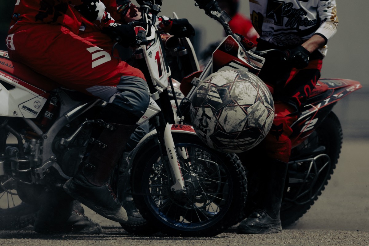 Pilotos disputam a bola durante uma partida de motobol da categoria Elite 1 entre Saint Georges e Neuville de Poitou, em Saint-Georges-de-Reneins, perto de Lyon, no leste da França, em 30 de maio de 2026.