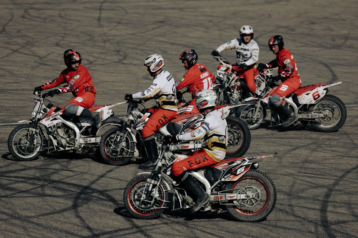 Pilotos competem durante uma partida da categoria Elite 1 de motobol entre Saint Georges e Neuville de Poitou, em Saint-Georges-de-Reneins, perto de Lyon, no leste da França, em 30 de maio de 2026.