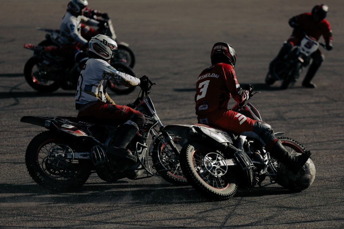 Cada time conta com vários jogadores em motocicletas e um goleiro que atua a pé. Os jogadores precisam ser capazes de controlar a motocicleta enquanto manuseiam a bola e trabalham em conjunto com os colegas de equipe.