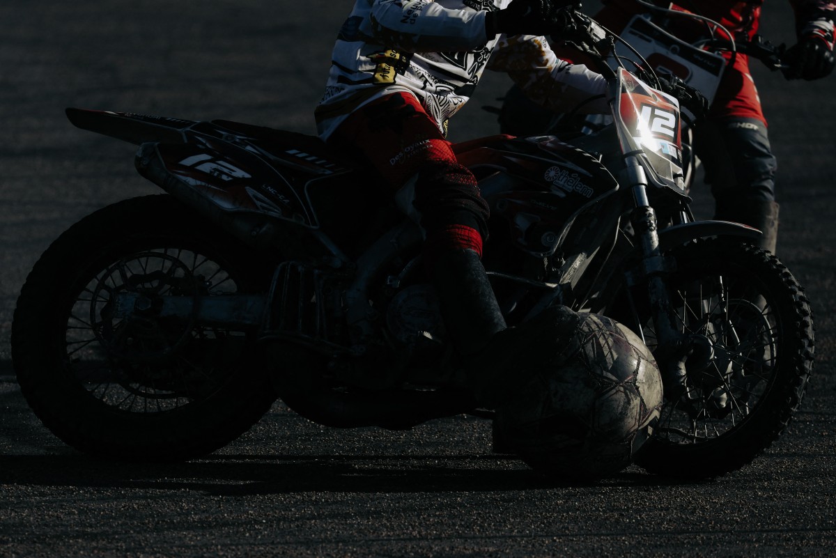 Um jogador domina a bola entre o pé e a motocicleta durante a partida da Elite 1 de motobol entre Saint Georges e Neuville de Poitou, em Saint-Georges-de-Reneins, perto de Lyon, no leste da França, em 30 de maio de 2026.