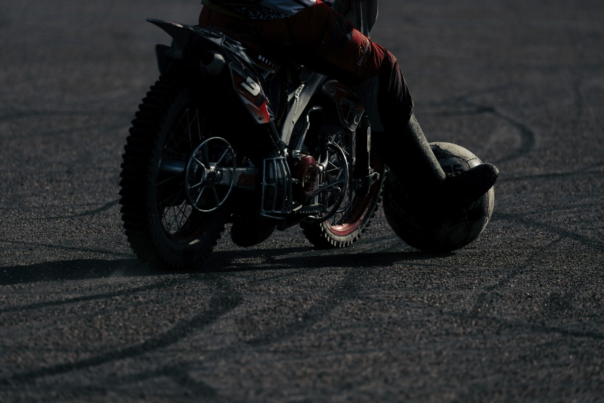 Um jogador domina a bola entre o pé e a motocicleta durante a partida da Elite 1 de motobol entre Saint Georges e Neuville de Poitou, em Saint-Georges-de-Reneins, perto de Lyon, no leste da França, em 30 de maio de 2026.