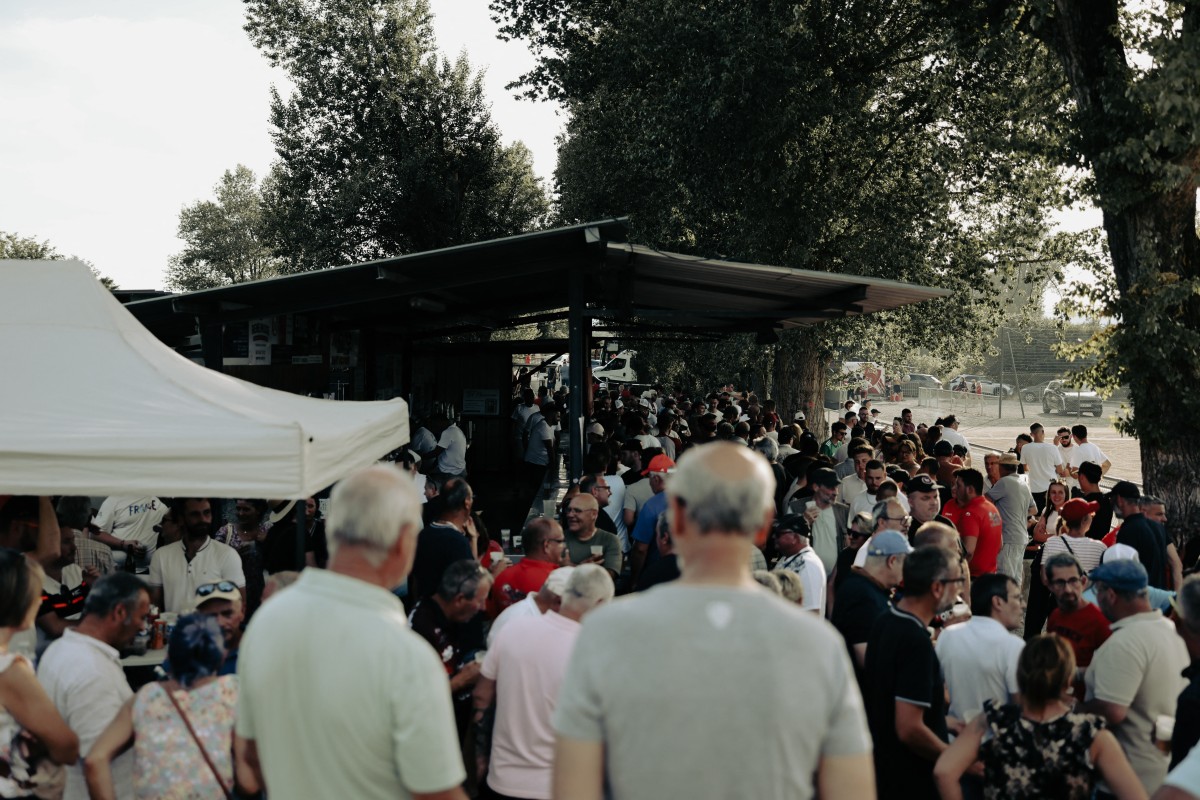 Esta fotografia mostra espectadores na barraca de lanches ao final da partida de motobol da categoria Elite 1 entre Saint Georges e Neuville de Poitou, em Saint-Georges-de-Reneins, perto de Lyon, no leste da França, em 30 de maio de 2026.