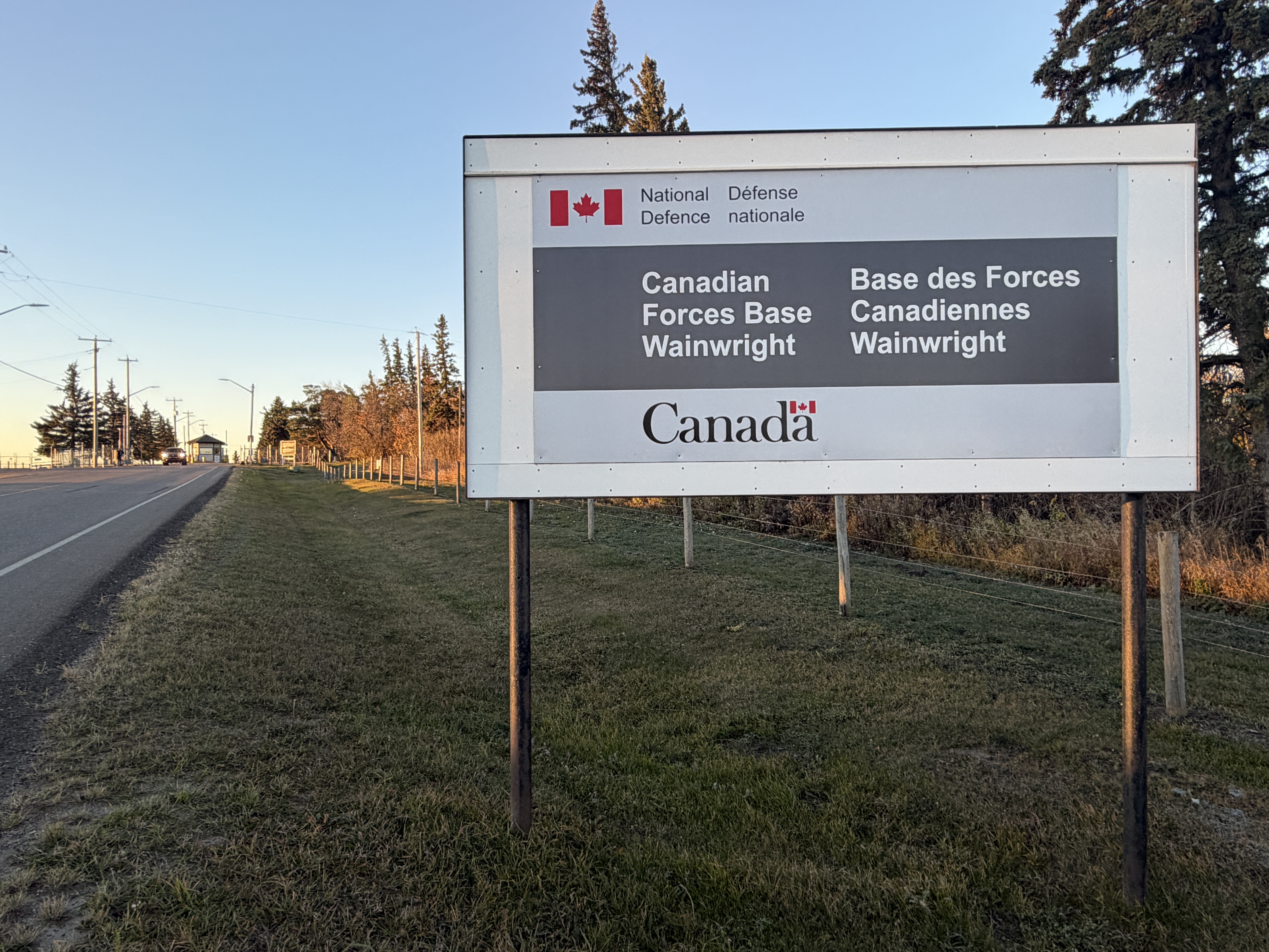 Uma vista próxima à entrada da base militar Canadian Forces Base (CFB) Wainwright, em Wainwright, Alberta, Canadá, em 18 de outubro de 2026.