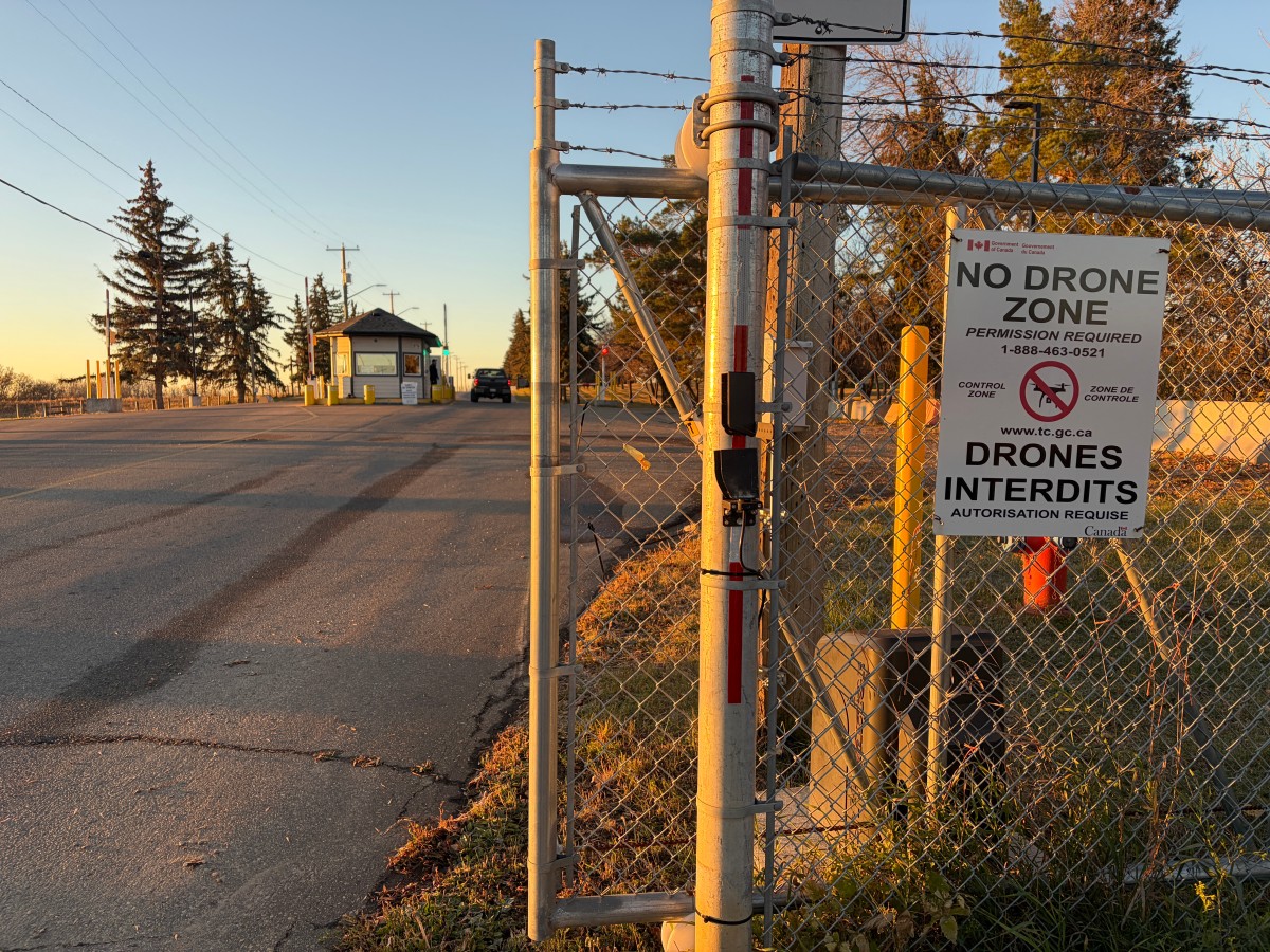 Uma vista próxima à entrada da base militar Canadian Forces Base (CFB) Wainwright, em Wainwright, Alberta, Canadá, em 18 de outubro de 2026.