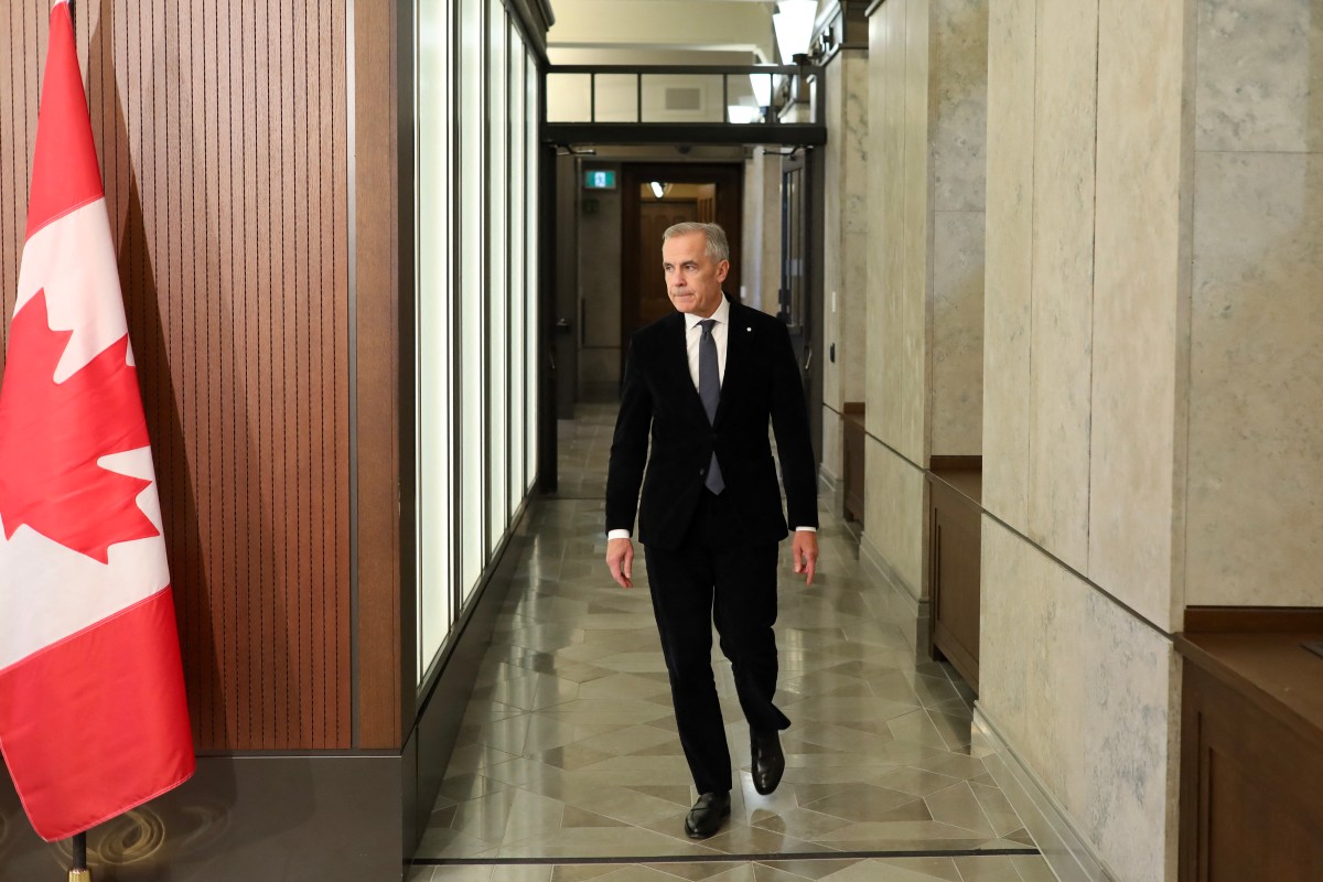 O primeiro-ministro canadense, Mark Carney, fala sobre o incidente na Base das Forças Canadenses (CFB) Wainwright, em Parliament Hill, em Ottawa, Ontário, Canadá, no dia 18 de outubro de 2026.
