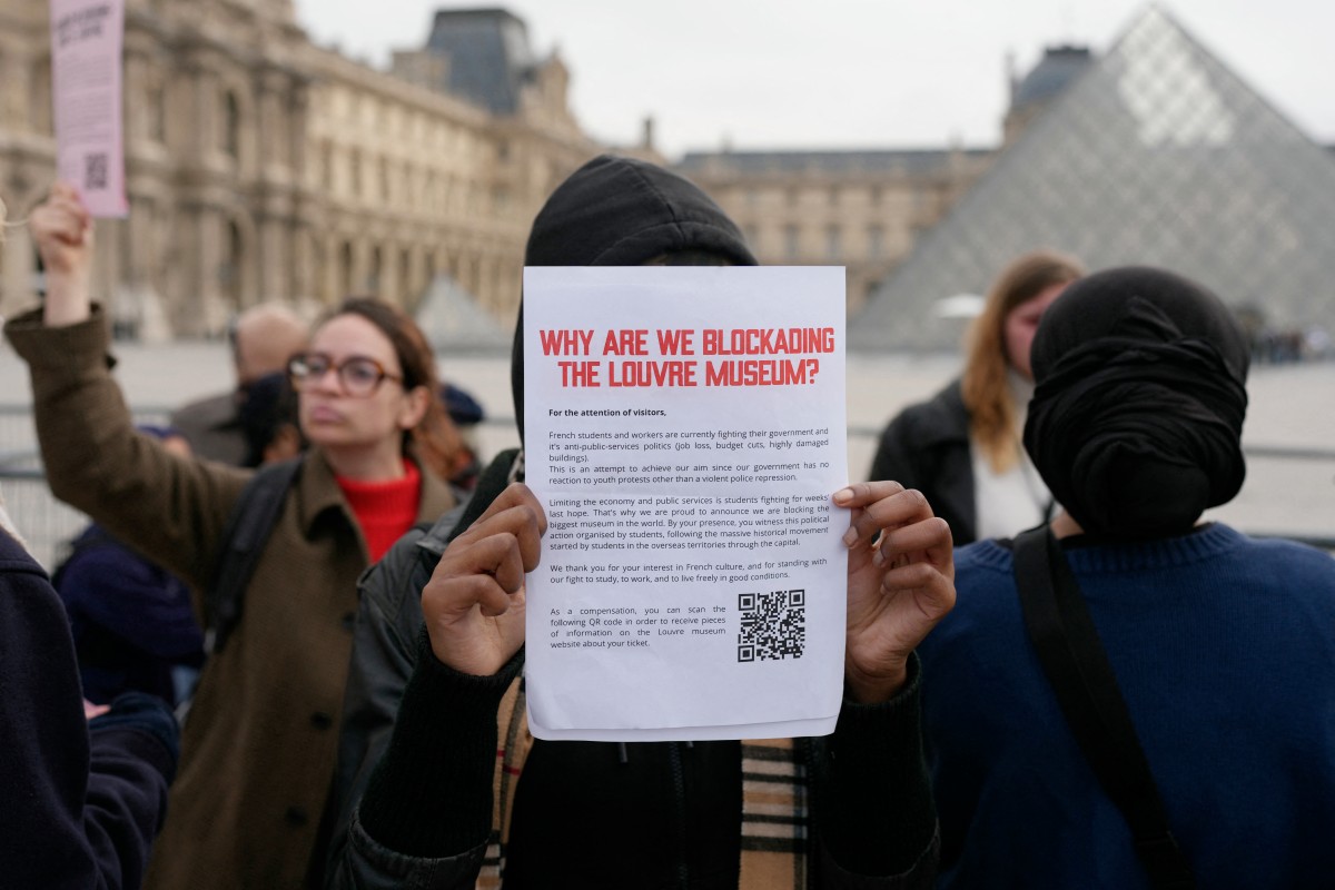 Manifestantes, incluindo estudantes da École du Louvre, bloquearam a entrada do Museu do Louvre para expressar seu apoio ao movimento dos estudantes do ensino médio e denunciar a repressão policial em Paris, em 19 de outubro de 2026 (Foto de Dimitar Dilkoff/AFP)