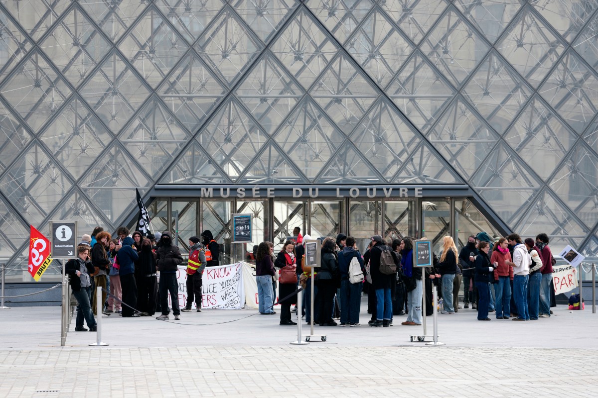 Manifestantes, incluindo estudantes da École du Louvre, bloquearam a entrada do Museu do Louvre para expressar seu apoio ao movimento dos estudantes do ensino médio e denunciar a repressão policial em Paris, em 19 de outubro de 2026 (Foto de Dimitar Dilkoff/AFP)