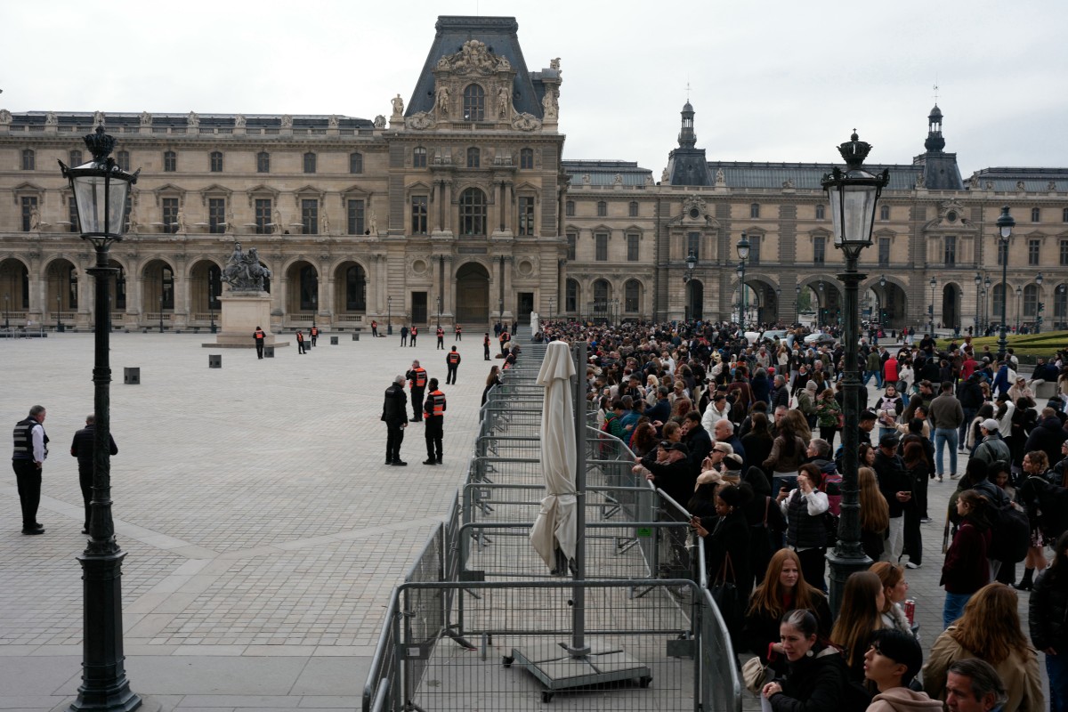 Manifestantes, incluindo estudantes da École du Louvre, bloquearam a entrada do Museu do Louvre para expressar seu apoio ao movimento dos estudantes do ensino médio e denunciar a repressão policial em Paris, em 19 de outubro de 2026 (Foto de Dimitar Dilkoff/AFP)