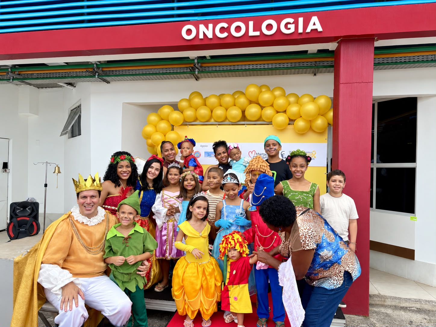 Batizado de “A Vida Desfila Aqui – um desfile de histórias, sonhos e possibilidades”, o evento transformou o espaço em frente ao Ambulatório de Oncologia do hospital em uma passarela.