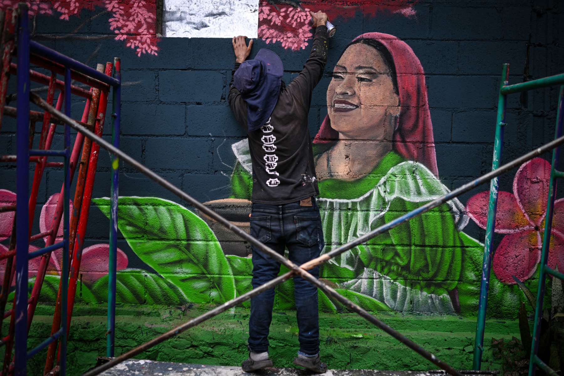 O projeto artístico tem como objetivo transformar a identidade de uma comunidade historicamente afetada pela violência de gangues.