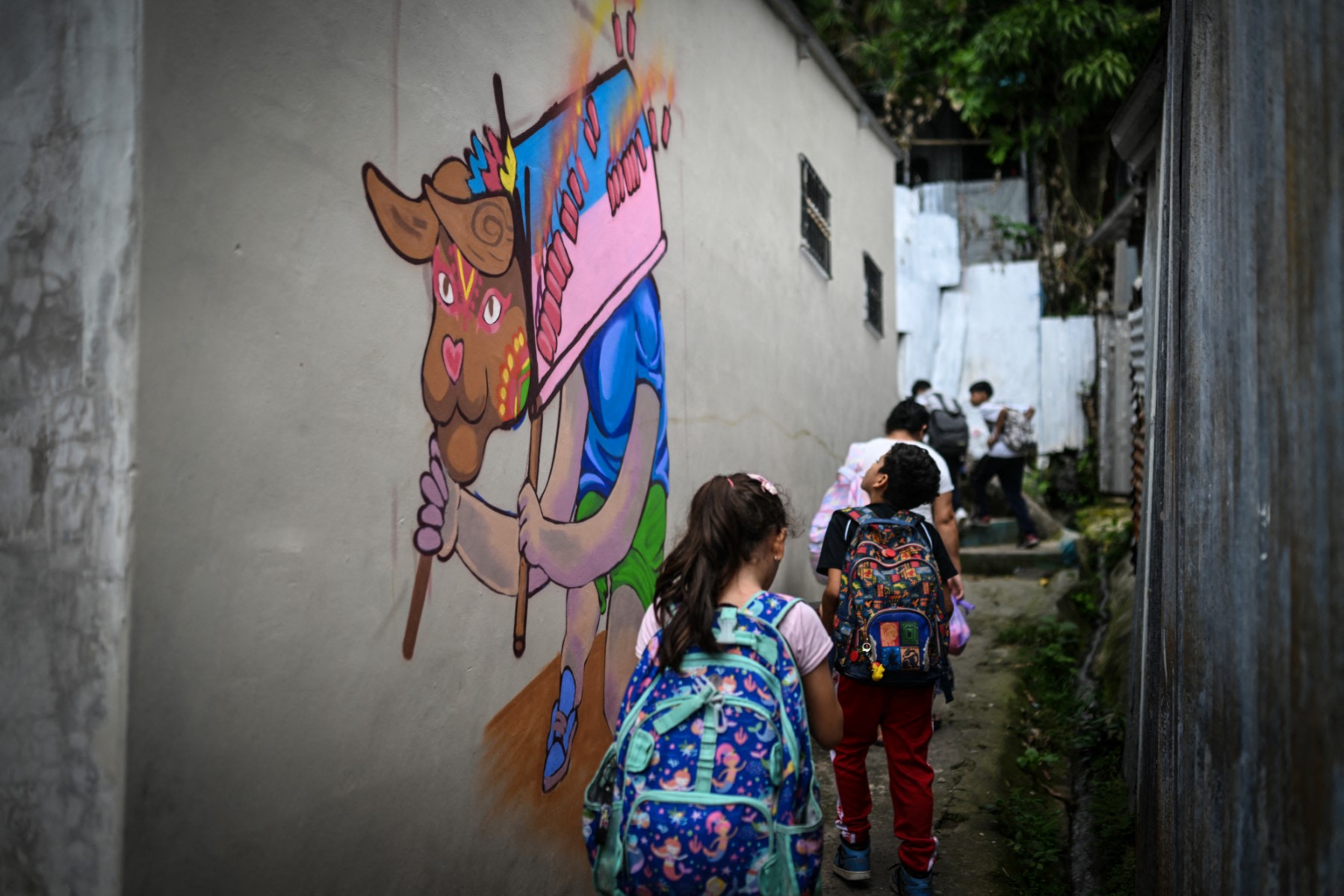 O projeto artístico tem como objetivo transformar a identidade de uma comunidade historicamente afetada pela violência de gangues.