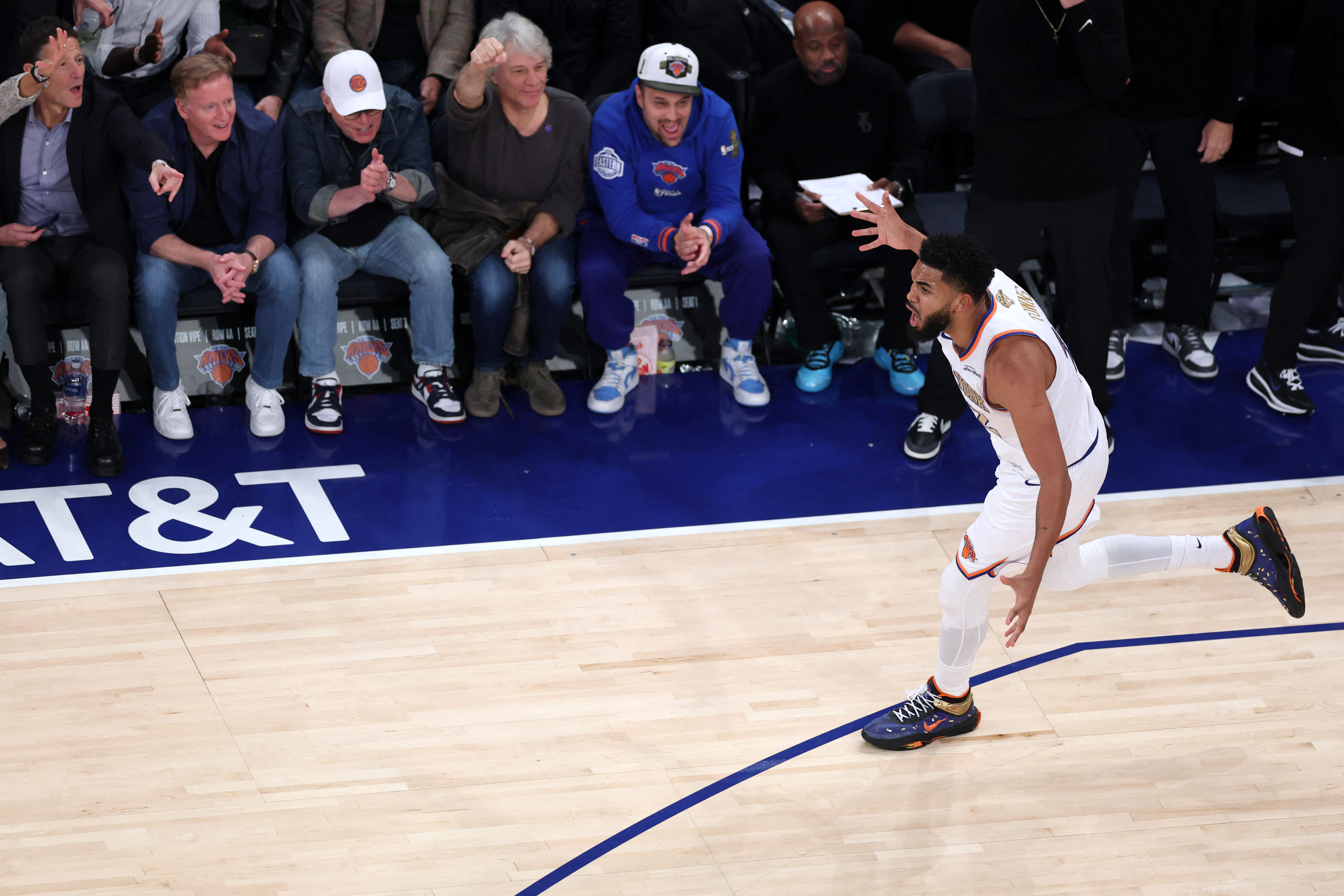 Karl-Anthony Towns, do New York Knicks (nº 32), comemora após converter uma cesta durante o quarto período da partida contra o Philadelphia 76ers