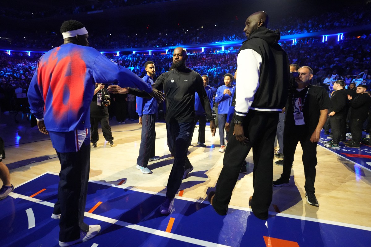 LeBron James # 23 do Philadelphia 76ers é apresentado antes do jogo contra o New York Knicks
