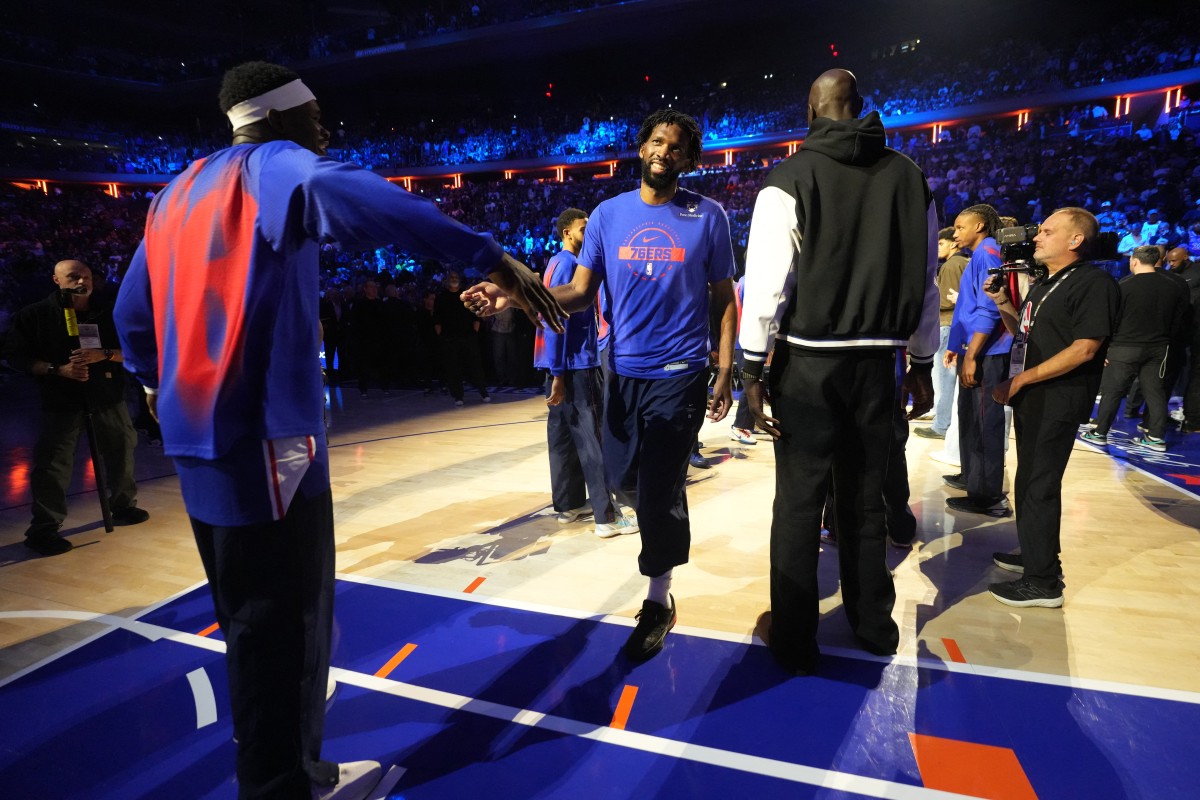 Joel Embiid, nº 21 do Philadelphia 76ers, é apresentado antes da partida contra o New York Knicks