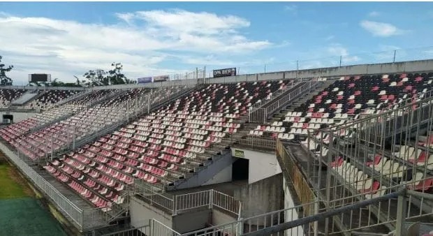 Obra de R$ 4 milhões em estádio tradicional atrasa por causa da chuva