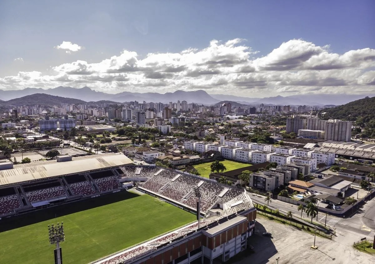 Obra de R$ 4 milhões em estádio tradicional atrasa por causa da chuva