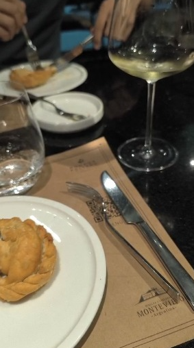 Empanada com vinho no Michel Rolland Grill & Wine