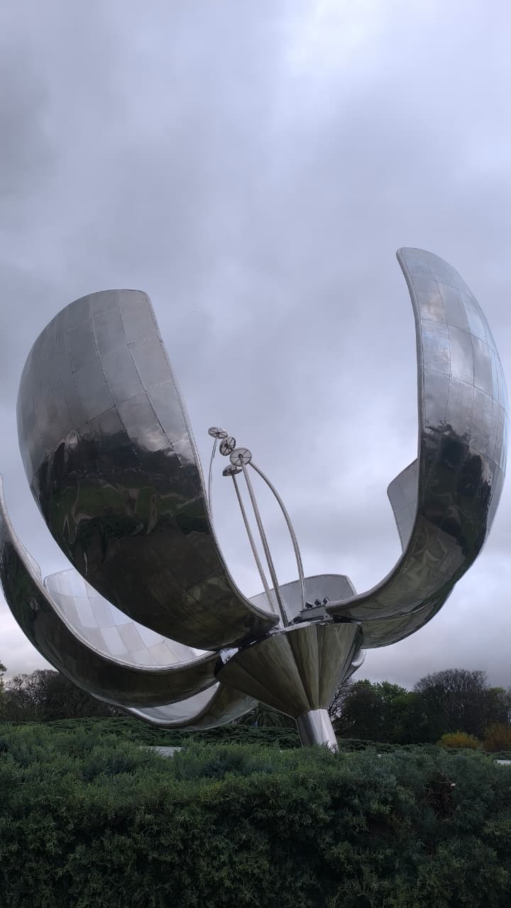 Floralis Genérica, perto da Faculdade de Direito da UBA