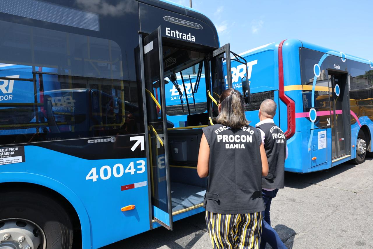 Procon encontra 370 ônibus parados em garagens de Salvador