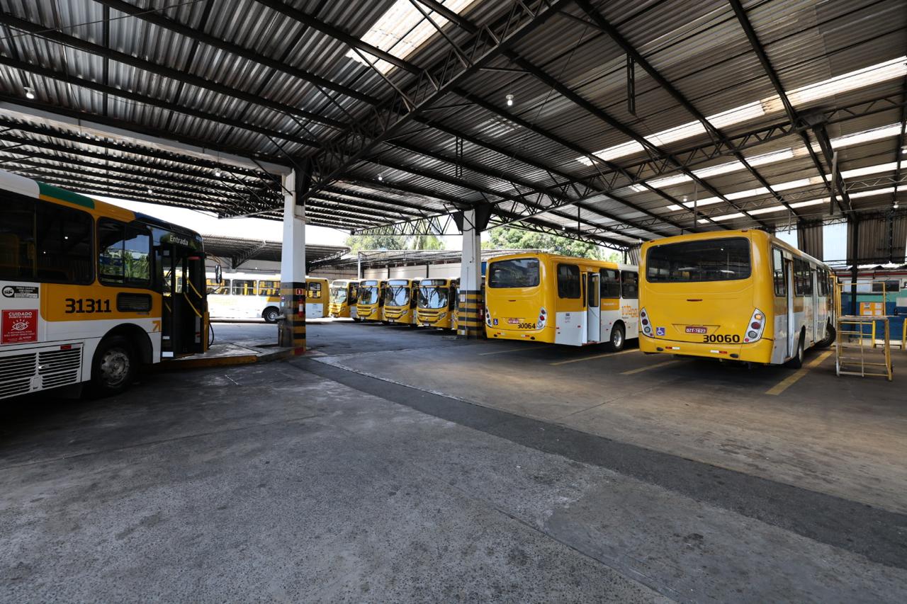 Procon encontra 370 ônibus parados em garagens de Salvador