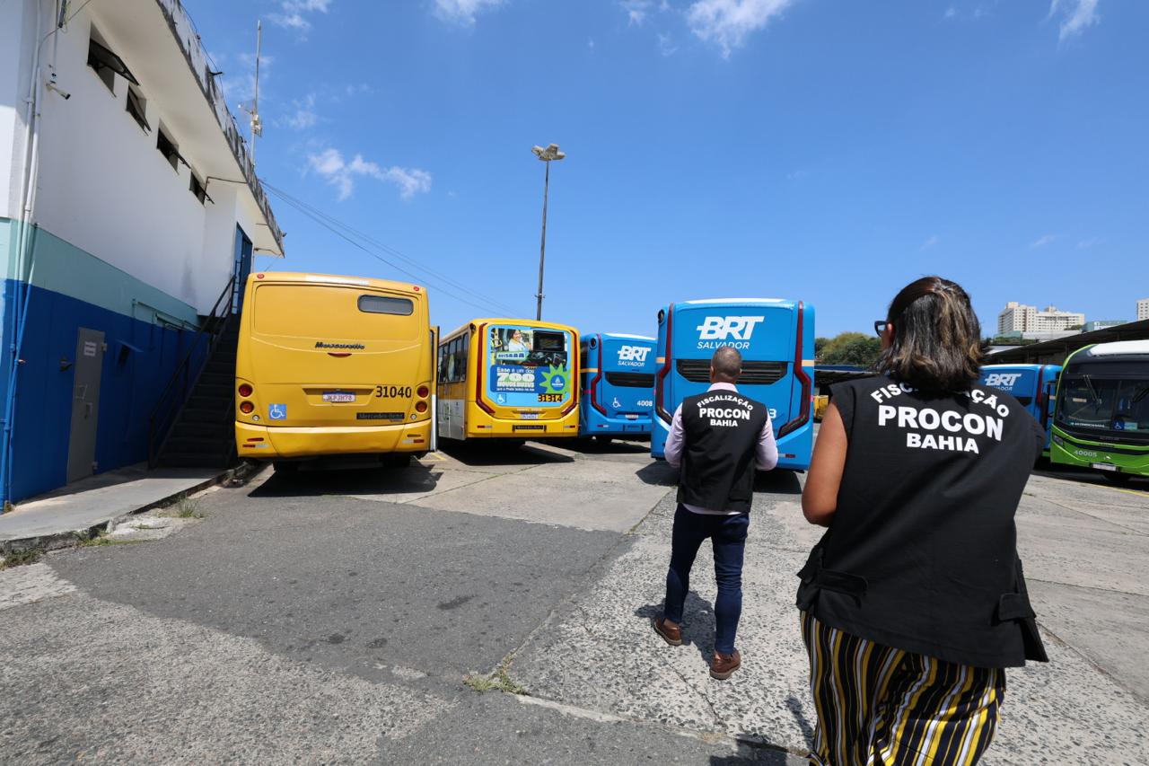 Procon encontra 370 ônibus parados em garagens de Salvador