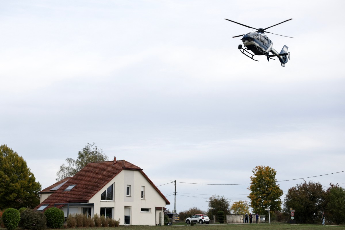 Um helicóptero da Gendarmaria francesa decola durante uma operação de resgate para buscar um caça Mirage 2000D que caiu durante um voo de treinamento, em Rogevill